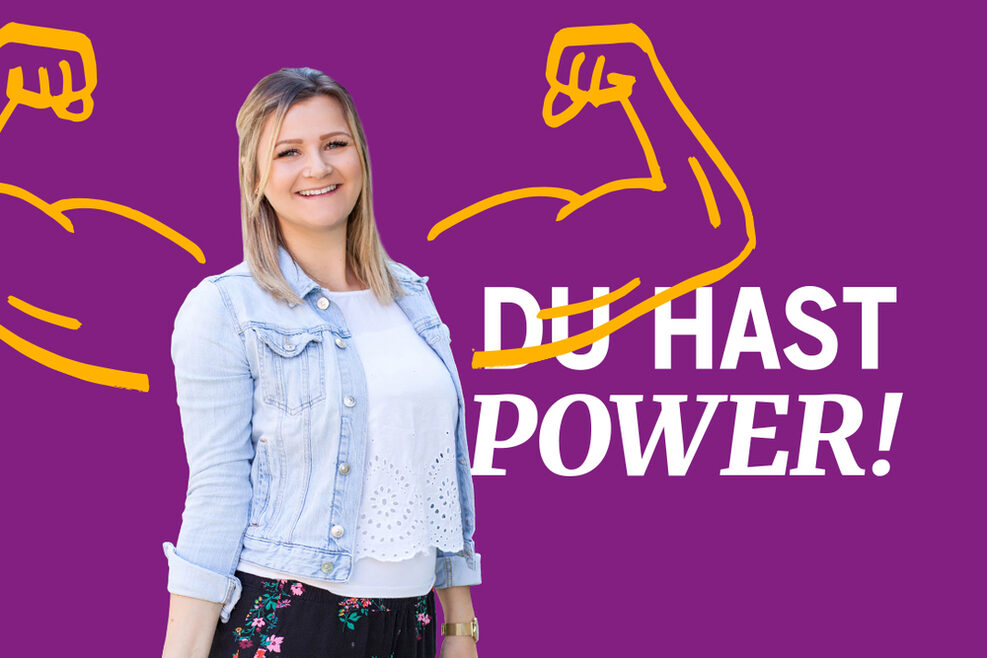 Die Grafik zeigt muskulöse Oberarme und den Slogan "Du hast Power!". Abgebildet ist eine pädagogische Fachkraft mit hellblauer Jeansjacke.