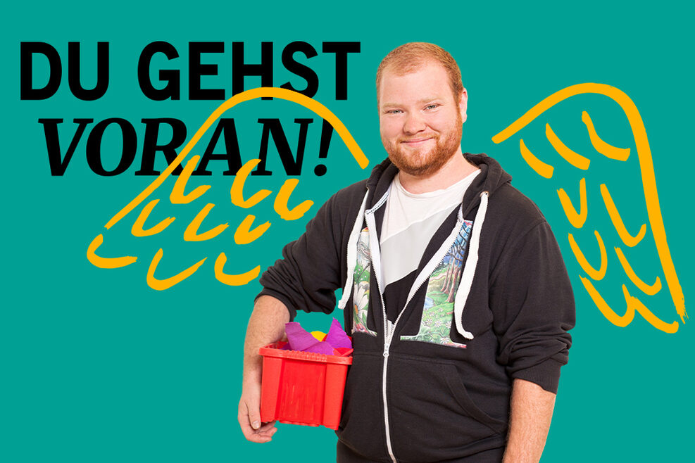 Die Grafik zeigt eine pädagogische Fachkraft mit einer roten Spielzeugkiste in der Hand und dem Slogan "Du gehst voran!