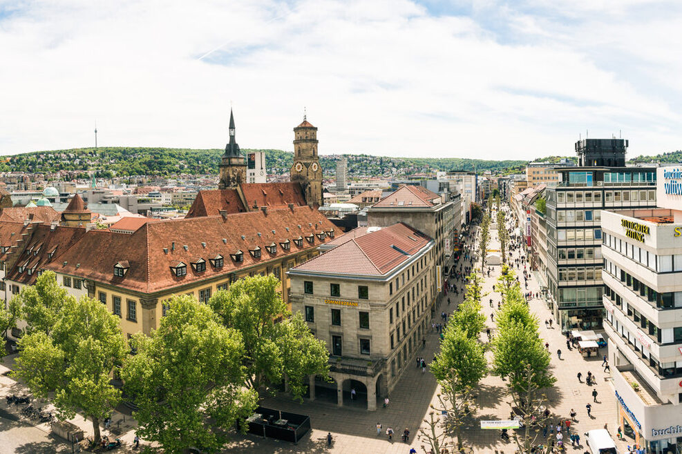 Luftaufnahme der Königsstraße in Stuttgart, im Hintergrund das Rathaus und die Stiftskirche
