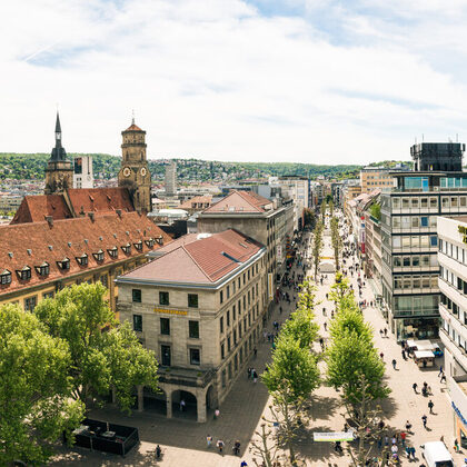 Luftaufnahme der Königsstraße in Stuttgart, im Hintergrund das Rathaus und die Stiftskirche